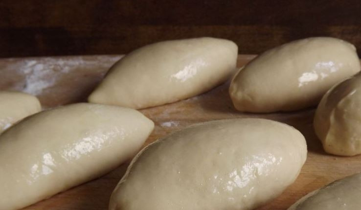 1. Этап. Пирожки с яйцом и зеленым луком: Выложите пирожки на противень, смазанный растительным маслом или застеленный пергаментом. Дайте им расстояться полчаса. Смажьте сверху взбитым яйцом, молоком или обычной водой. Разогрейте духовку до двухсот градусов и запекайте пирожки двадцать минут.