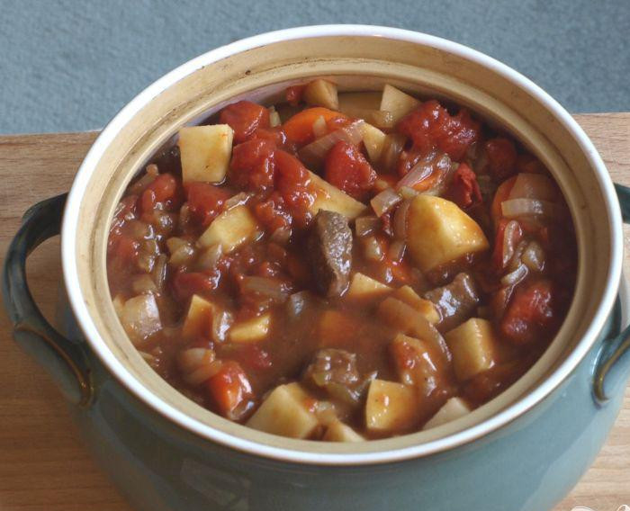 1. Этап. Запеченное мясо по-английски: 5. Влить томатно-луковый соус в кастрюлю. Добавить картофель, морковь, лавровый лист, красное вино и хорошо перемешать ложкой. Поместить кастрюлю в предварительно разогретую духовку на 2 ½ часа.