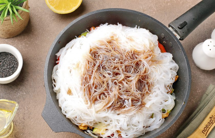 1. Этап. Фунчоза с курицей и кабачком: Затем добавьте фунчозу и соевый соус. Фунчозу предварительно залейте кипятком и оставьте на 10 минут, затем промойте холодной водой. Для удобства поедания, фунчозу можно нарезать кухонными ножницами на части.