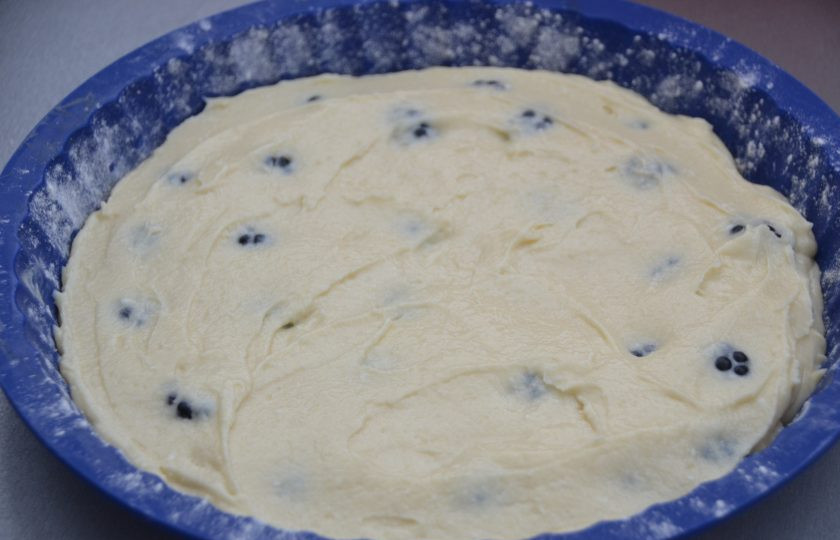 1. Этап. Творожный пирог с ежевикой: Выложите вторую половину теста, разровняйте.