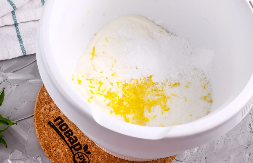 1. Этап. Торт из венских вафель: В чашу кухонного комбайна выложите сметану любой жирности, лимонную цедру, всыпьте сахарный песок и загуститель для сливок.