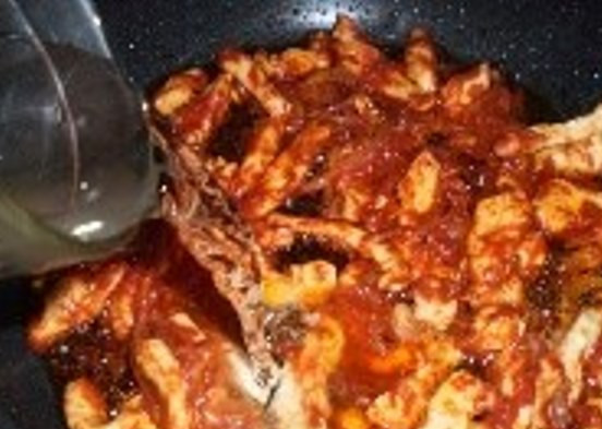 1. Этап. Соус с курицей для спагетти: Затем влейте полстакана воды, добавьте соль и специи по вкусу и снова перемешайте.