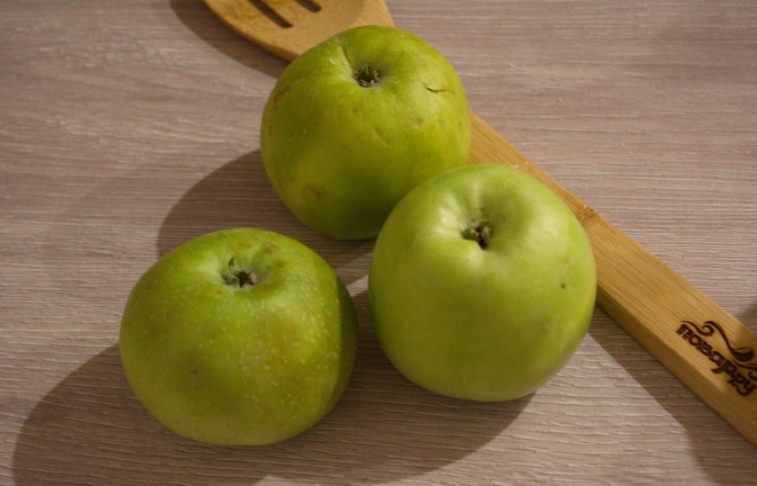 1. Этап. Аджика из помидоров без перца на зиму: Яблочки нужно вымыть. Срежьте яблочную мякоть с кочанчика.