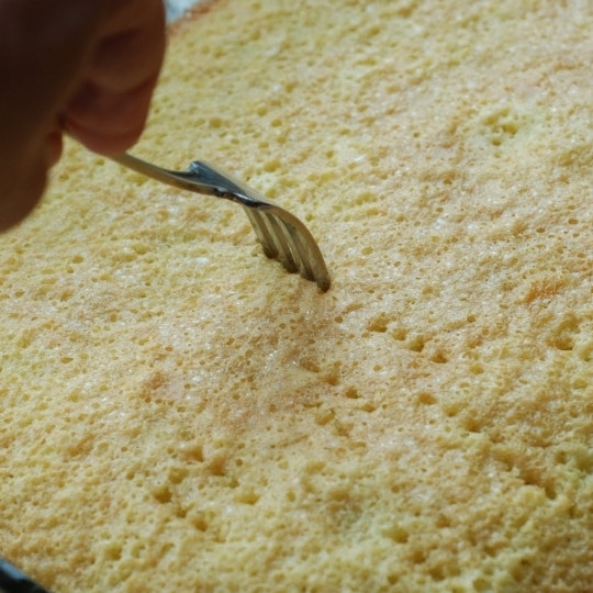 1. Этап. Торт Три молока: Готовый торт достаем из духовки, накалываем вилочкой по всей площади поверхности.