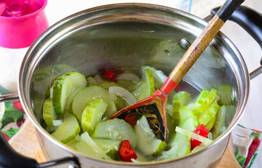 1. Этап. Салат из огурцов с перцем и луком на зиму: Тушите салат 20-25 минут на среднем огне, пока огурцы не станут более мягкими. В процессе приготовления огурцы уменьшатся в объеме, а маринада - жидкости станет больше.