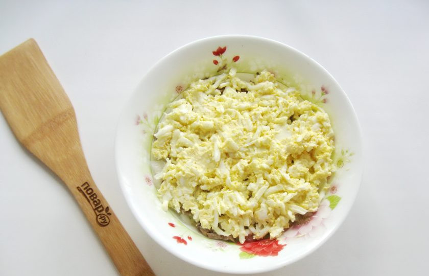 1. Этап. Салат Рыбки в пруду со шпротами: Яйца сварите вкрутую, охладите, очистите. 1-2 яйца разрежьте зигзагом на две части. Это будут кувшинки на пруду. Оставшиеся яйца натрите на терке и смешайте с майонезом. Выложите следующим слоем.