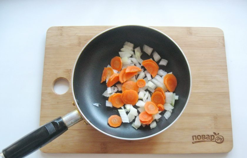 1. Этап. Суп из голени индейки: Морковь и лук очистите, помойте, нарежьте мелко. Выложите в сковороду с растительным маслом. Припустите овощи на небольшом огне в течение 7-8 минут перемешивая.