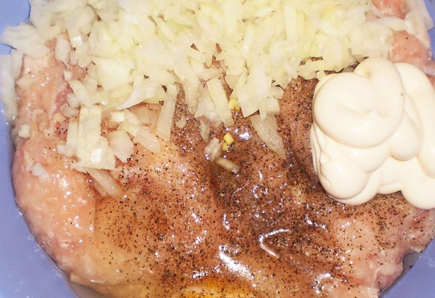 1. Этап. Куриный фарш: Смешайте лук и фарш. Добавьте в него яйцо, соль, майонез и немного перца по вкусу. Мелко порубите дольку чеснока и также добавьте в фарш – он придаст приятный аромат мясу.