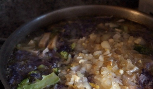 1. Этап. Зимний овощной суп с говядиной: Отправить зажарку в кастрюлю, предварительно немного добавив жара.