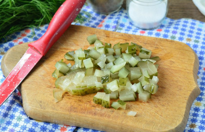 1. Этап. Салат с бужениной и кукурузой: Нарежьте таким же образом соленые огурцы.