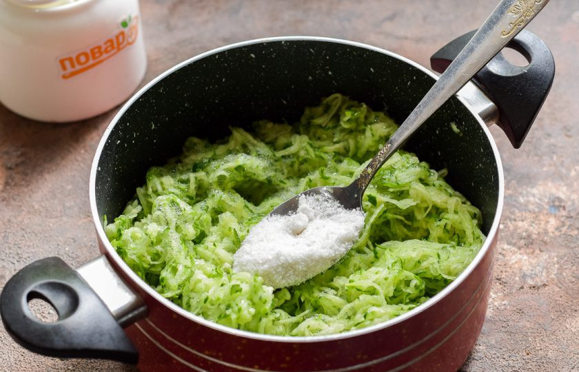 1. Этап. Тертые огурцы на зиму в банках: Добавьте к огурцам соль, сахар и уксус. Перемешайте все.