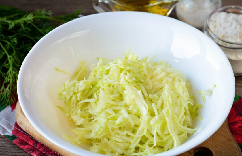 1. Этап. Котлеты из кабачков с рисом: В миску отправьте кабачки.