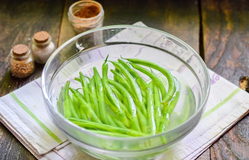 1. Этап. Турша из фасоли: Фасоль переберите, просмотрите, чтобы она была свежая и без порченых мест. Вымойте фасоль и просушите.