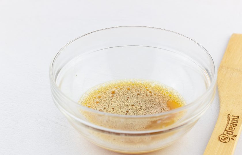 1. Этап. Салат Киото: Яйцо взбейте вилкой с 1 ч. л. соевого соуса, щепоткой сахара и 0,5 ч. л. лимонного сока.