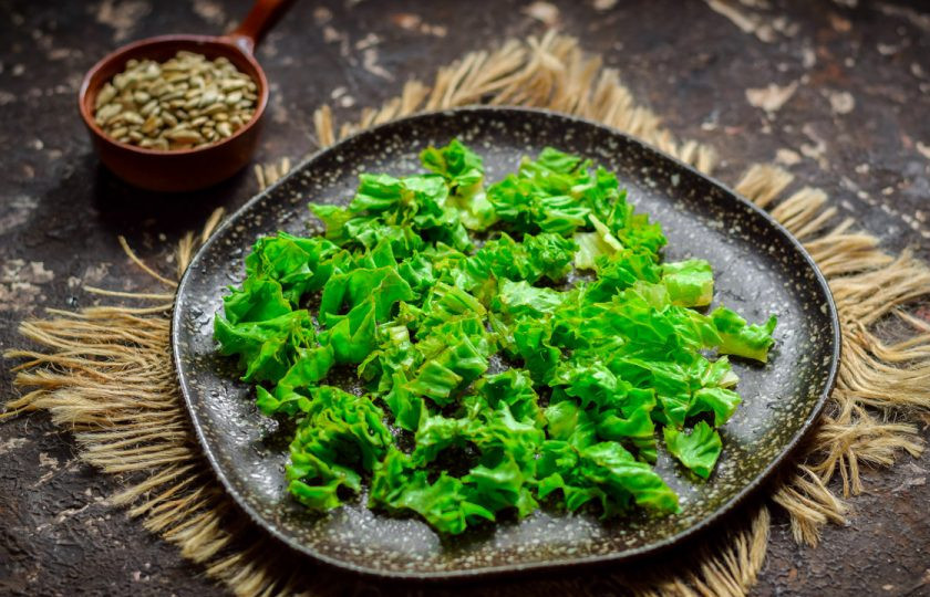 1. Этап. Зеленый салат с киви: Листья салата сполосните и просушите, порвите руками и выложите на красивую тарелку.