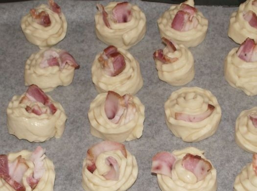 1. Этап. Булочки-улитки с беконом: Оставьте будущие булочки на противне на полчаса или больше, чтобы они увеличились.