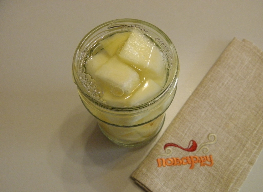 1. Этап. Дыня консервированная на зиму: Уложите не слишком плотно кусочки дыни в стерильные баночки. Залейте их кипятком. Дайте постоять 10 минут.