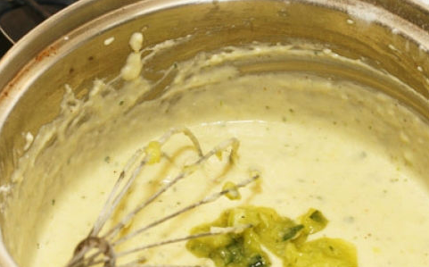 1. Этап. Кабачковое суфле под грибным соусом: 1. Смешаем при помощи блендера или кухонного комбайна яичные желтки (белки пока выливаем в миску), кабачок, молоко и муку. Должна получиться однородная консистенция. Специи и зелень добавим по вкусу. В конце добавим растопленное масло.