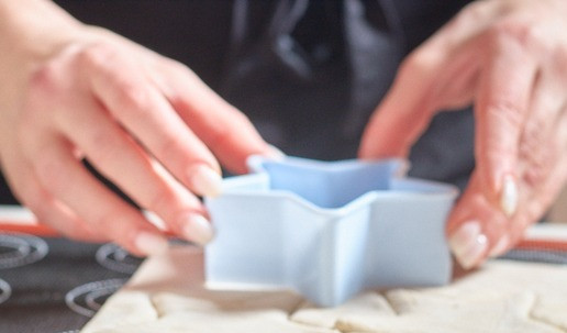 1. Этап. Звездочки с сыром: Вырезать порции любой интересной формы.