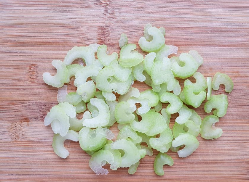 1. Этап. Запеканка по-неаполитански: Нарежьте стебель сельдерея.