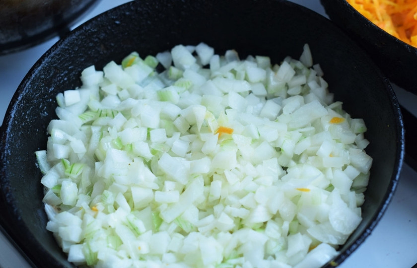 1. Этап. Тушеный горошек: Обжарьте лук на растительном масле.