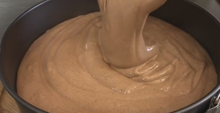 1. Этап. Торт Пьяная вишня (нежный и сочный): 3. Получившееся тесто выливаем в форму для выпекания, застелив дно пергаментом. Размер формы лучше взять диаметром от 20 до 24 см. В разогретую до 180 градусов духовку ставим бисквит на 25-30 минут. Аккуратно извлеките бисквит из формы, отделите пергамент, переверните и дайте полностью остыть, минимум 2 часа.