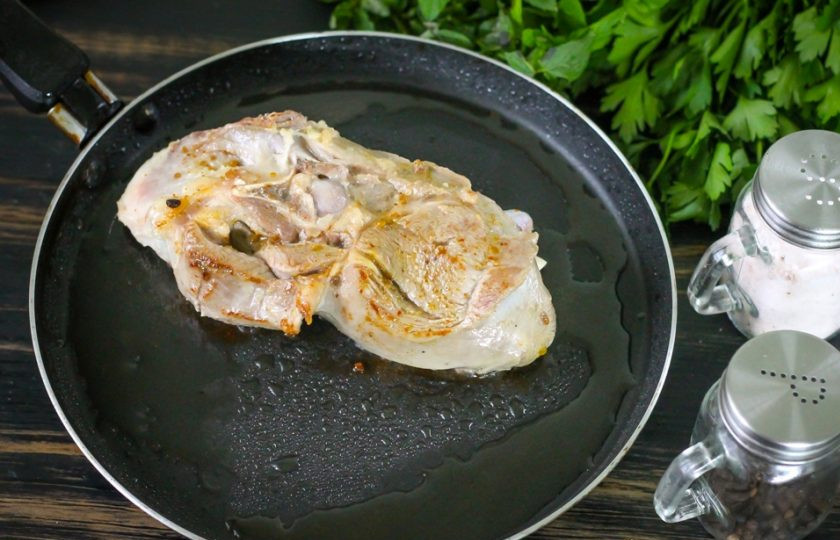 1. Этап. Баранина с мятным соусом: Прогрейте сковороду, влейте на нее растительное масло. Баранину промокните бумажной салфеткой и выложите в масло. Обжарьте в течение 3-4 минут до румяности с обеих сторон.