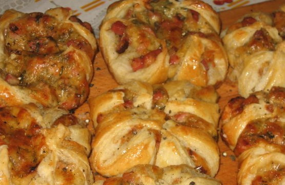 1. Этап. Хачапури с ветчиной и сыром: Выпечка должны подзолотиться. Готовые хачапури с ветчиной и сыром подаем со сметаной. Приятного аппетита!