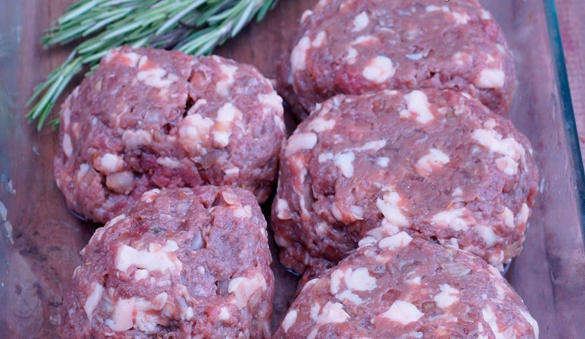 1. Этап. Люля-кебаб в тандыре: А также лук, зелень, можно еще чесночку добавить. Все хорошенько с мясом перемешиваем и добавляем специи.