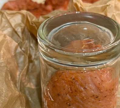 1. Этап. Мясные колобки с начинкой: Мясо в стаканчике ставим на противень, застеленный пергаментом. Стаканчик с мясом прокручиваем пару раз для формирования 