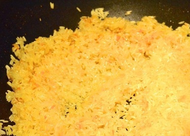 1. Этап. Као Мок Гай: И обжариваем на среднем огне или чуть выше, помешивая, пока зерна риса не станут полупрозрачными. Добавим оставшийся от курицы маринад и обжариваем-выпариваем.