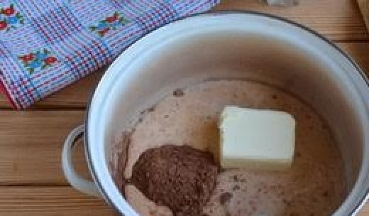 1. Этап. Торт Ванька кучерявый: 8. Пока пекутся коржи приготовьте глазурь. Для этого смешайте молоко, сахар, какао и сливочное масло. Доведите массу до кипения. Остудите.