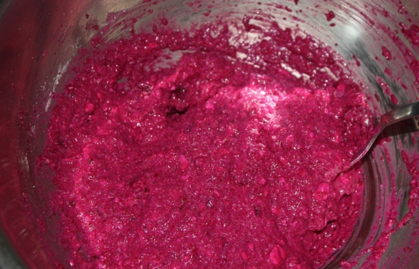 1. Этап. Свекольные котлеты для детей: 1. Свеклу предварительно отварим или запечем до готовности. Остудим, натрем на терке. Смешаем с сыром и яйцом, чтобы получилась однородная смесь. Дальеш добавим измельченный чеснок и специи, а также муку. Перемешаем.