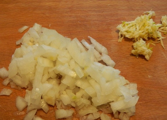 1. Этап. Мафрум: 7. Репчатый лук мелко нарезаем, а чеснок натрем на мелкой терке.