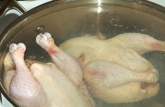 1. Этап. Картофельный суп на курином бульоне: 1. Вымойте курицу (или два маленьких цыпленка), опустите в кастрюлю и залейте водой. Поставьте на огонь, доведите до кипения, подсолите немного и варите на медленном огне 1.5-2 часа.