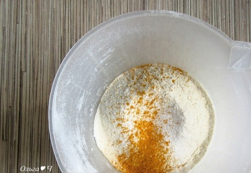 1. Этап. Заливные пирожки с индейкой: Для теста смешайте все ингредиенты в высоком стакане.