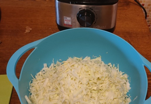 1. Этап. Жареная капуста с баклажанами и перцем: Капусту шинкуем ножом или шинковкой. Я использовал кухонный комбайн.