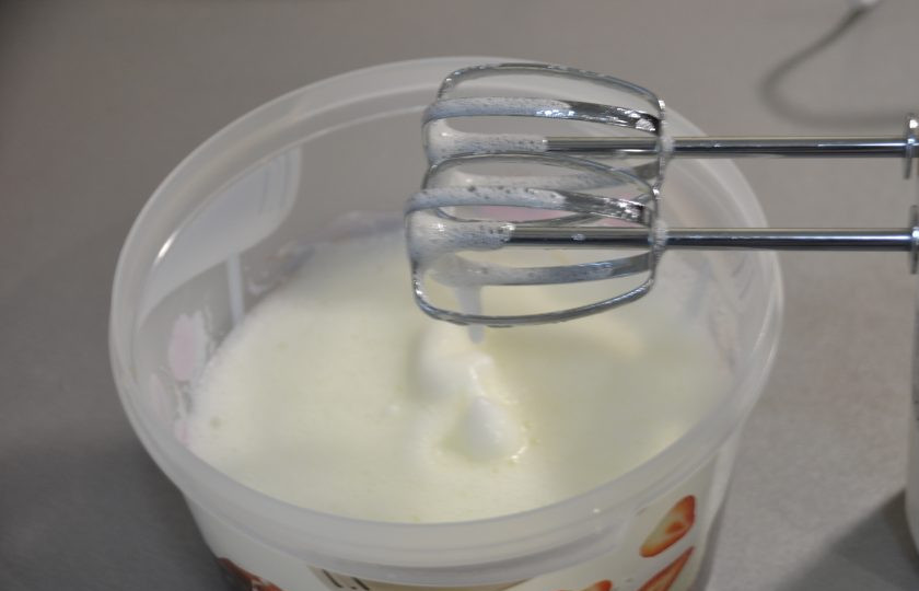 1. Этап. Мокрый бисквит: Взбейте до мягких пиков.