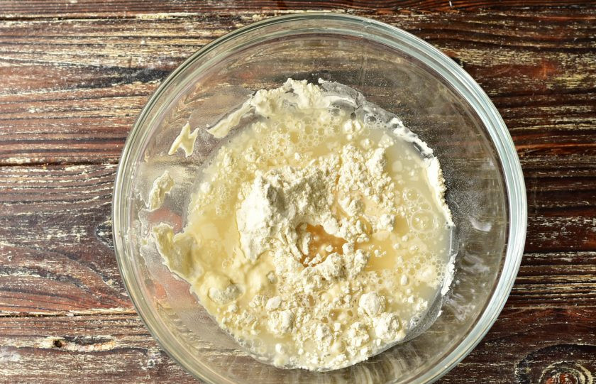 1. Этап. Ванильные сушки: Влейте воду и растительное масло.