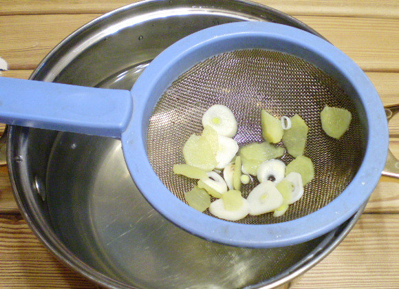 1. Этап. Настой из имбиря для похудения: 5. Отцеживаем чай. Употребляем такой чай с сахаром или без. Длительность курса очищения не меньше месяца.