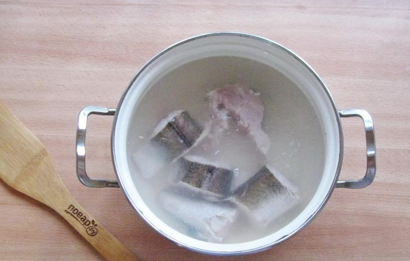 1. Этап. Тунисский суп: Рыбу очистите, выпотрошите, помойте и нарежьте кусочками. Выложите в кастрюлю и залейте водой.