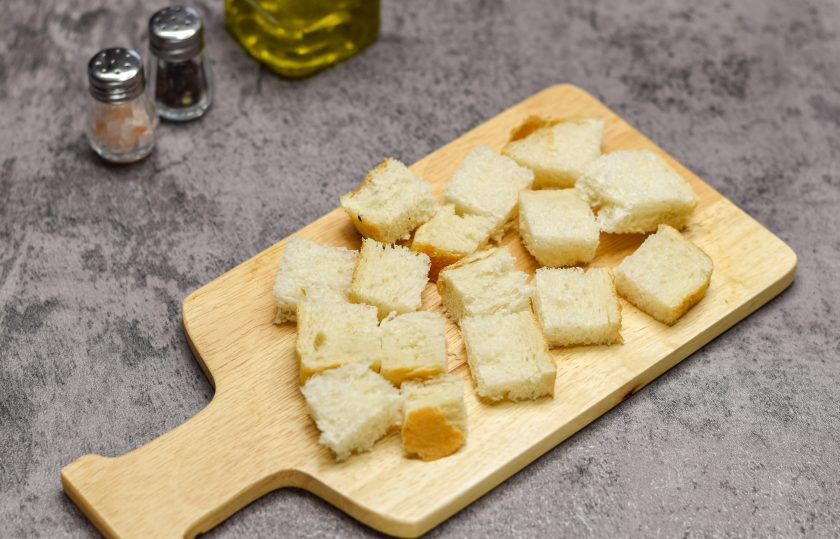 1. Этап. Салат с сыром косичка и сухариками: Белый хлеб или батон нарежьте небольшими по размеру кубиками.