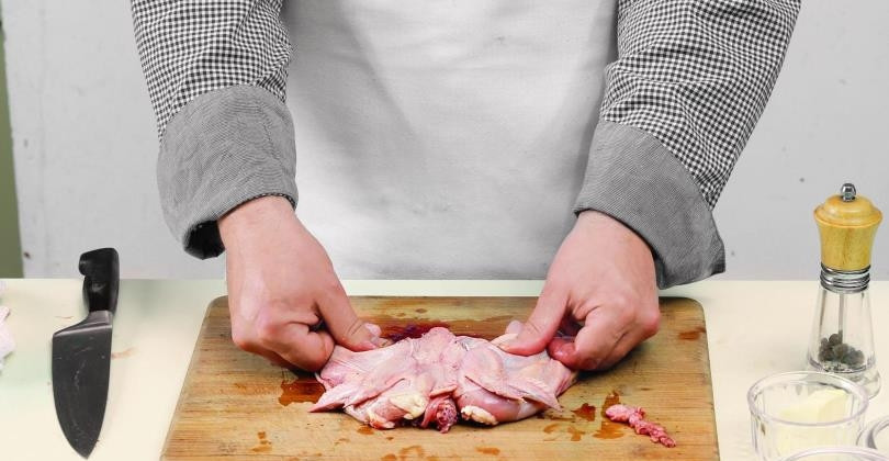 1. Этап. Курица целиком: Курицу помойте и обсушите. Разрежьте ее вдоль грудки и раскройте. Натрите ее солью и перцем.