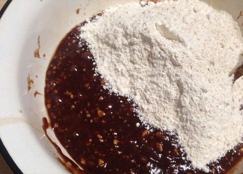 1. Этап. Шоколадный ПП-кекс: Теперь добавляем муку и опять перемешиваем. Тесто получается густым.