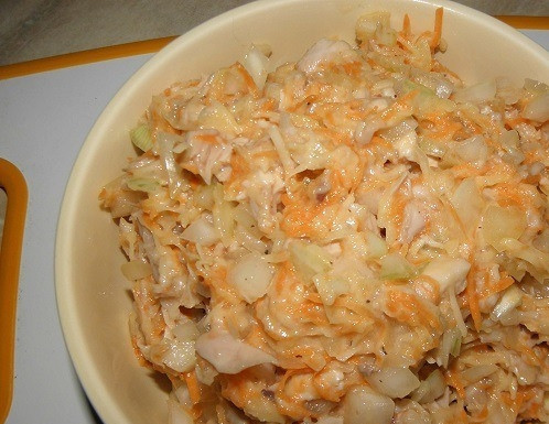 1. Этап. Картофельные котлеты с морковью: Переложите все подготовленные ингредиенты в большую пиалку. Затем добавьте к ним муку и пропущенные через пресс очищенные зубчики чеснока. Вбейте два куриных яйца. Поперчите и посолите по вкусу. Тщательно перемешайте содержимое пиалки.