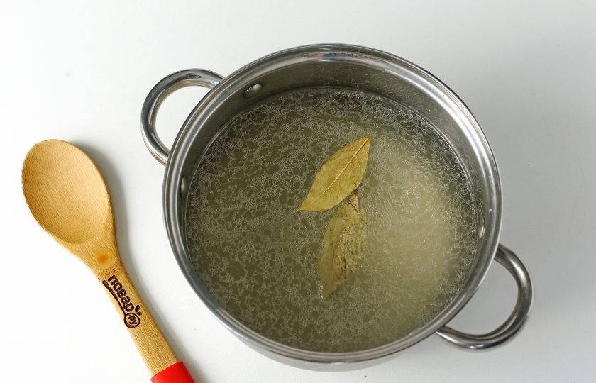 1. Этап. Борщ со стручковой фасолью: Налейте в кастрюлю бульон или воду, добавьте соль по вкусу, лавровый лист и доведите до кипения.