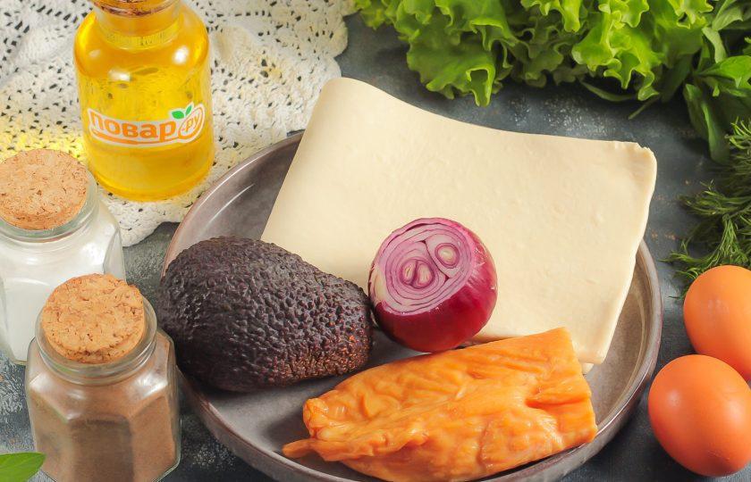 1. Этап. Круассаны с куриным салатом внутри: Подготовьте указанные ингредиенты. Вместо растительного масла в салат можно добавить майонез любой жирности или соус на белой основе. Заранее отварите и остудите 1 куриное яйцо.