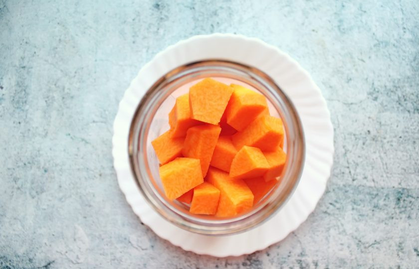 1. Этап. Самогон на тыкве: Тыкву очистите от кожуры и порежьте средним кубиком. Выложите ее в сухую, чистую банку.