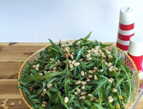 1. Этап. Салат с моцареллой, манго и руколой: Полить салат соусом, дать настояться минут десять.