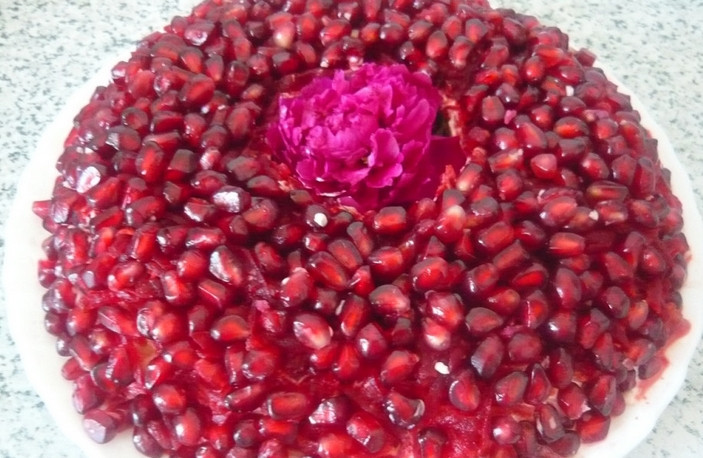 1. Этап. Селедка под шубой с гранатом: Последним слоем аккуратно выкладываем зерна граната. Убираем стакан и украшаем серединку цветочком или еще чем-то на ваше усмотрение. Ставим салат в холодильник для пропитки. Приятного аппетита!